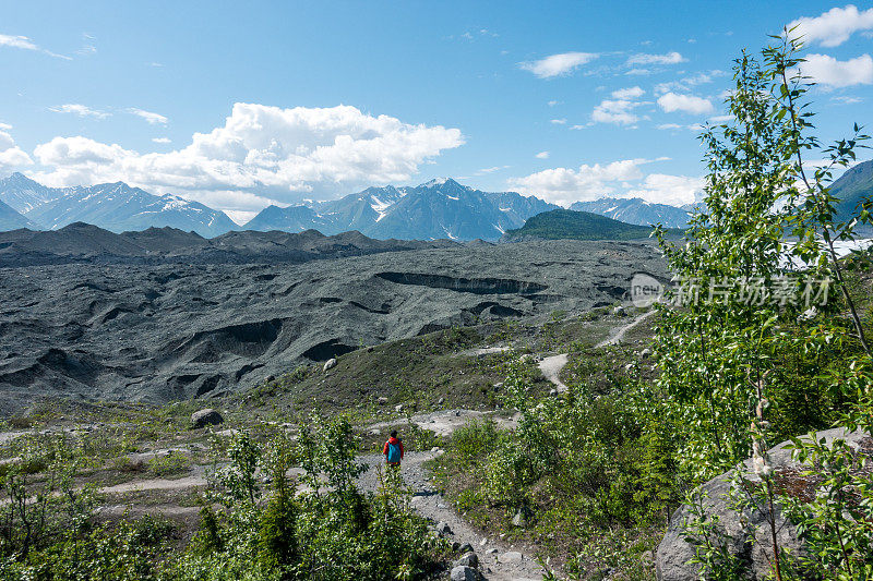 一名徒步攀登冰川的男子，Wrangell St. Elias NP, Alaska